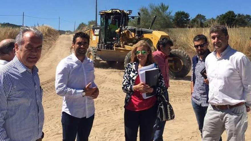 Antonio Presas, Luis López y Julia Pérez revisan los trabajos.