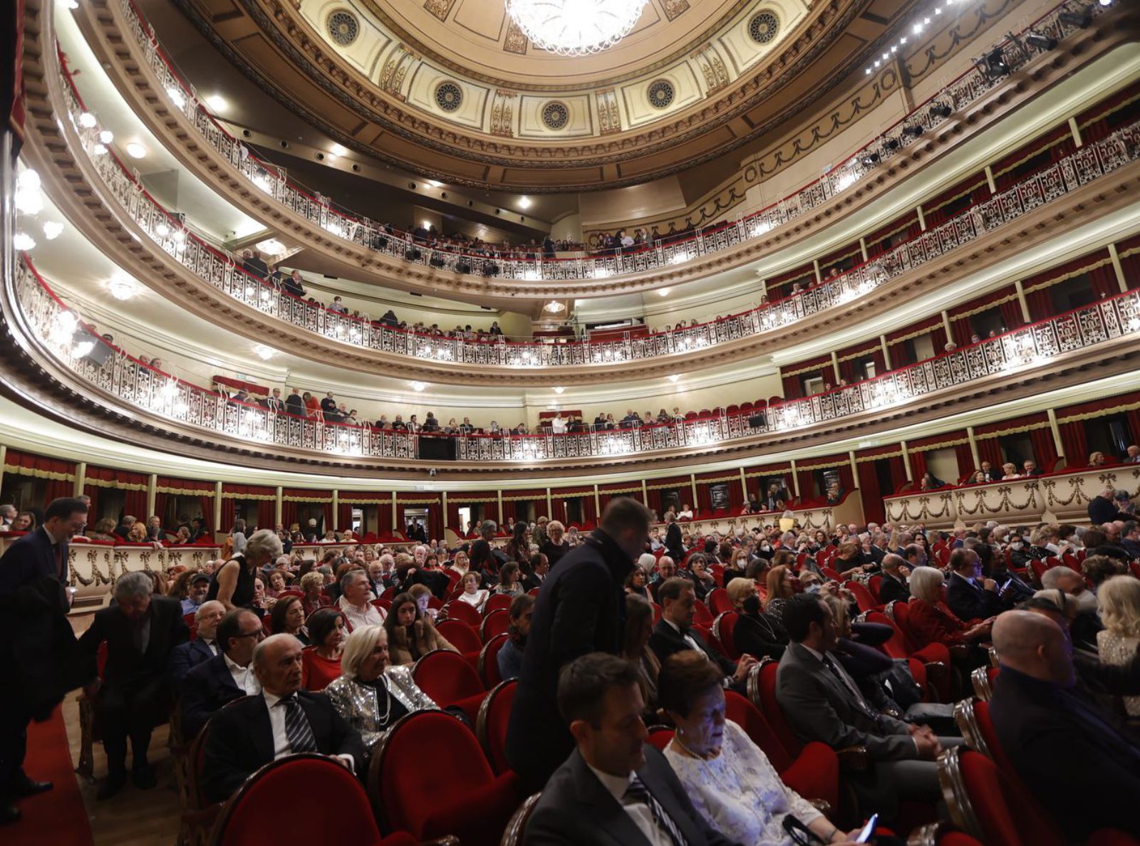 Vista general del patio de butacas y los palcos del teatro, minutos antes del inicio de la función. | Miki López |   FUNDACIÓN ÓPERA DE OVIEDO