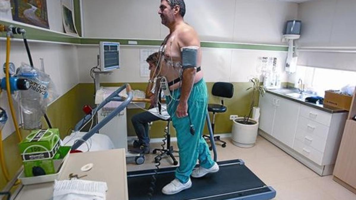 Un hombre se somete a una prueba de esfuerzo en la unidad de cardiología del Hospital Clínic de Barcelona, ayer.