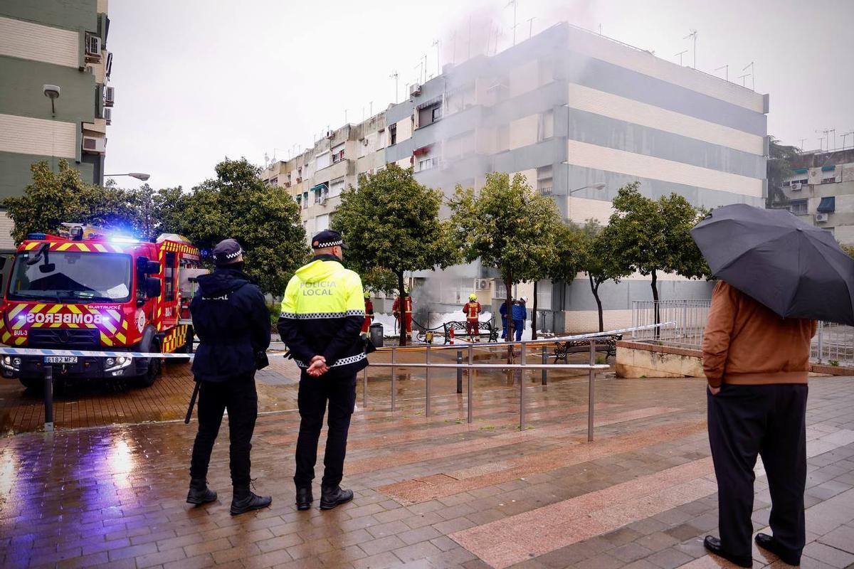 Actuación de los bomberos de Córdoba en el transformador que salió ardiendo, este lunes, en el Figueroa.