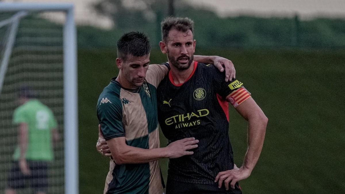 Pere Pons, nuevo jugador del Sabadell, y Stuani, se saludan tras el partido.