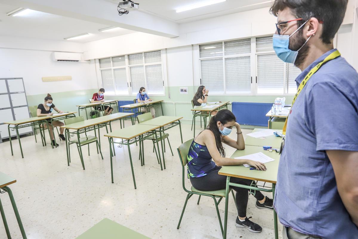 Las pruebas de la PAU este año en un instituto de Elche