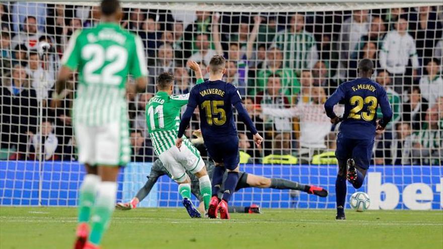 El Madrid pierde ante el Betis y entrega el liderato al Barcelona