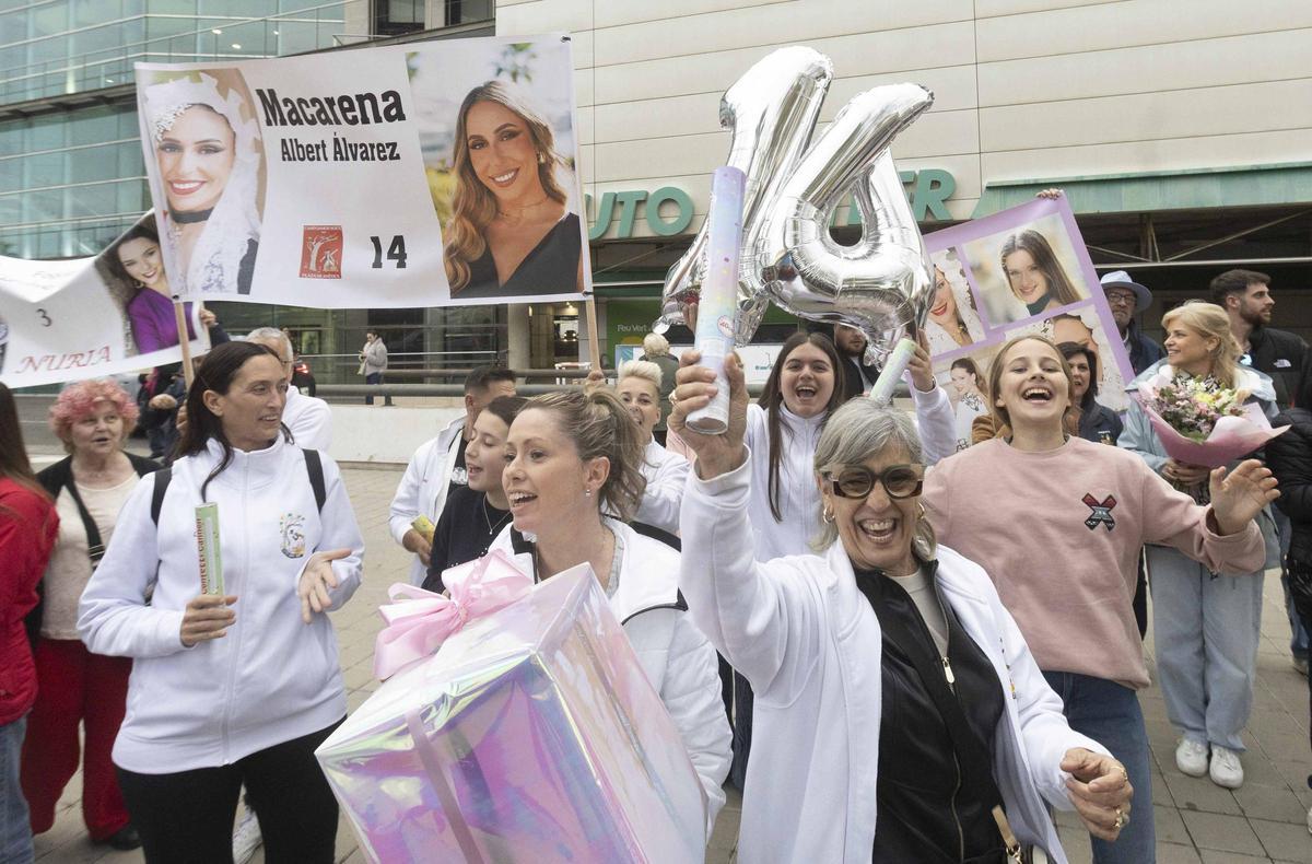 Las candidatas regresan a Alicante arropadas por una emotiva bienvenida de foguerers, en imágenes Las candidatas regresan a Alicante arropadas por una emotiva bienvenida de foguerers, en imágenes