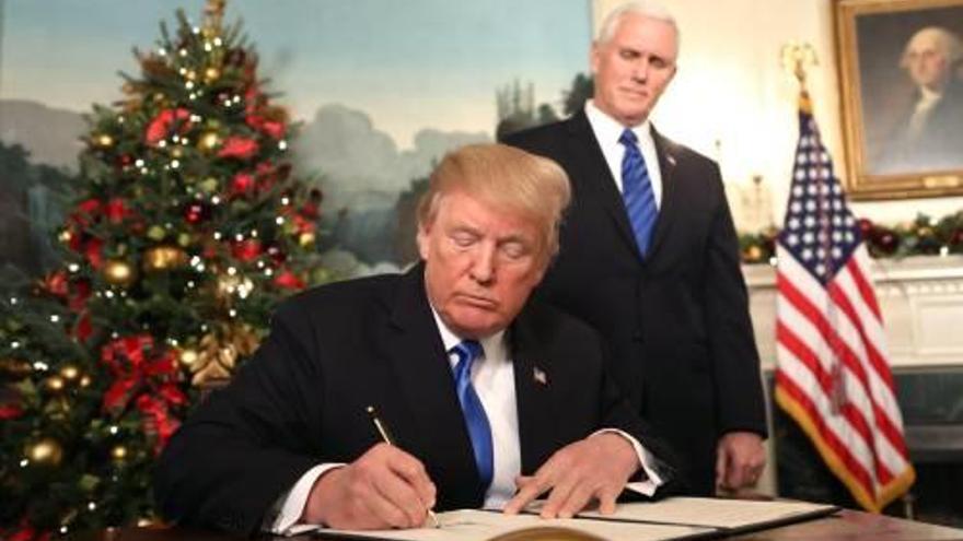 Trump signa la seva polèmica declaració.