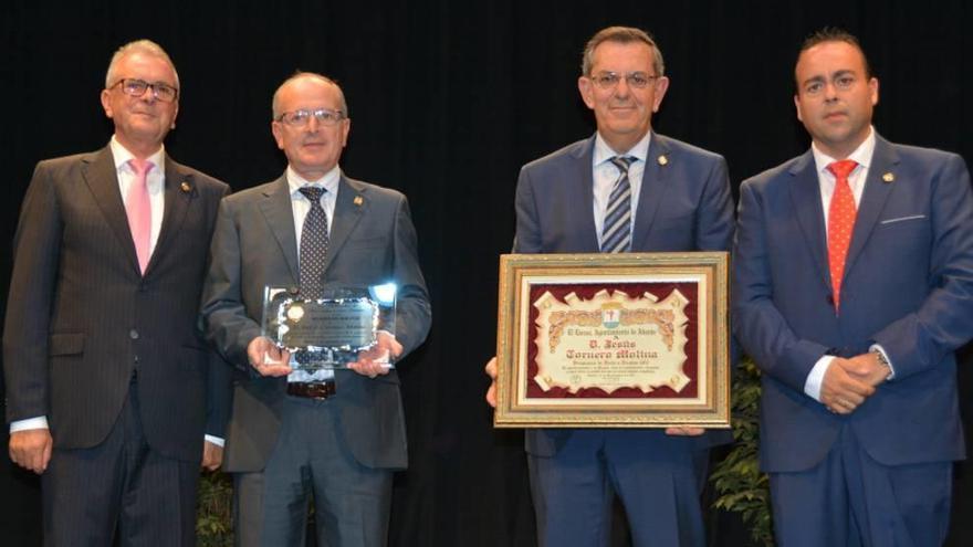 El alcalde (izd.), José Simeón, el doctor Tornero y el edil de Festejos, ayer