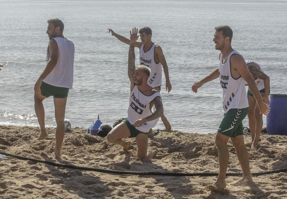 Entrenamiento del Elche CF en la playa de El Pinet