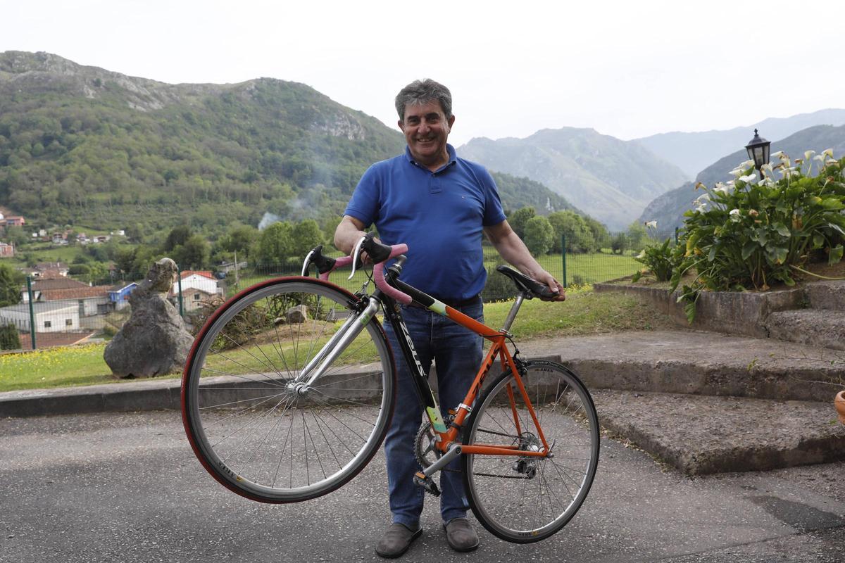 Amado Sánchez, con la primera bicicleta "Zeus" de su hijo Pelayo.