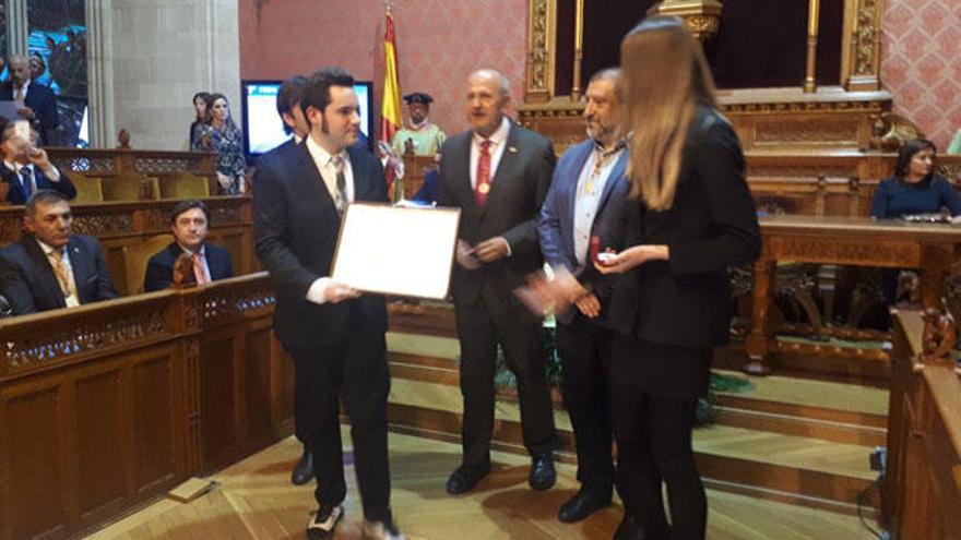 Los cineastas Jaume Carrió y Laura Gost han recogido su medalla.