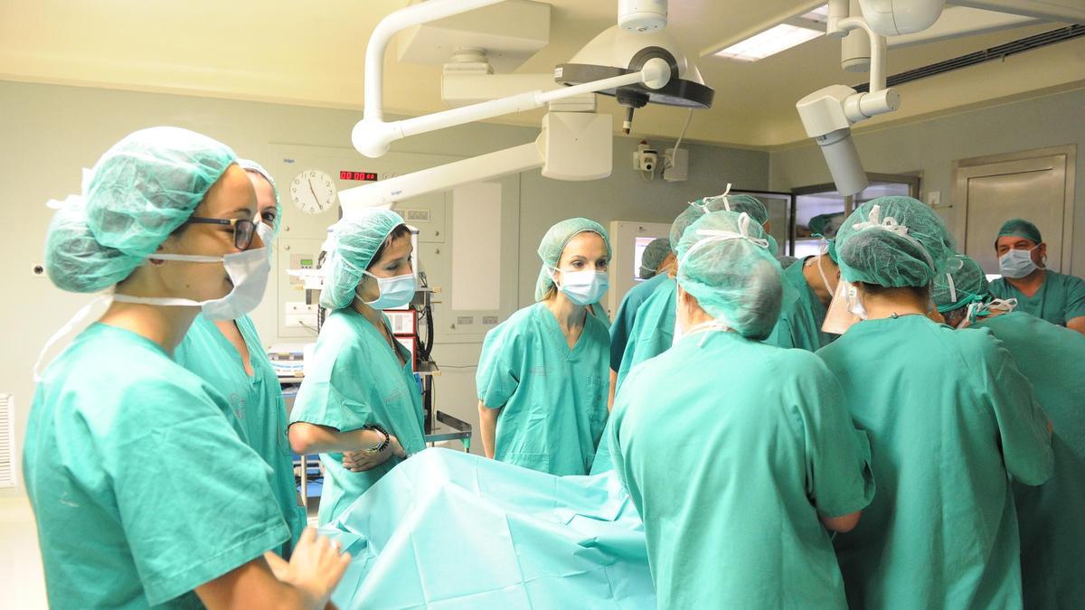 Alumnas en práctica en un quirófano del hospital Reina Sofía.