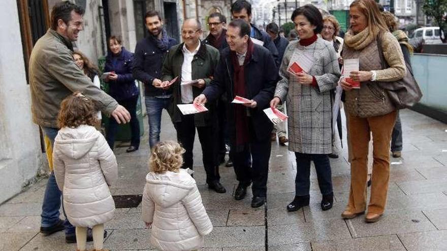 Losada, Caballero, Galovart y Silva reparten propaganda. // R. G.