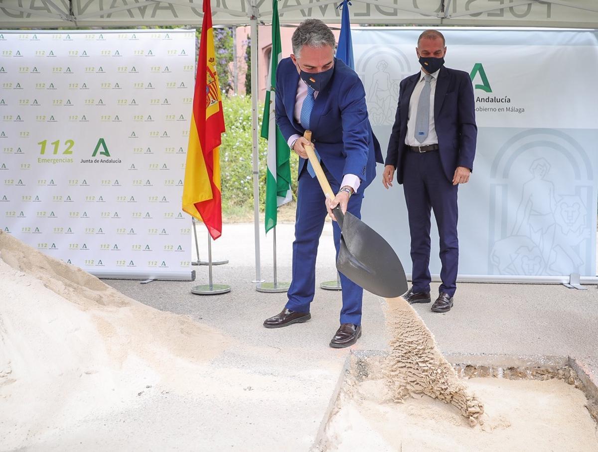 Bendodo coloca la primera piedra.