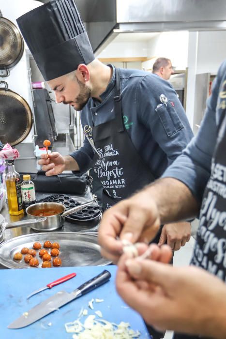 Niki Pavanelli, cocinero del restaurante tinerfeño Il Bocconcino, gana con su «Tierra y mar» el primer premio de la V edición del certamen guardamarenco