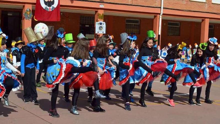 Los niños de Las Eras interpretaron un divertido cancán.