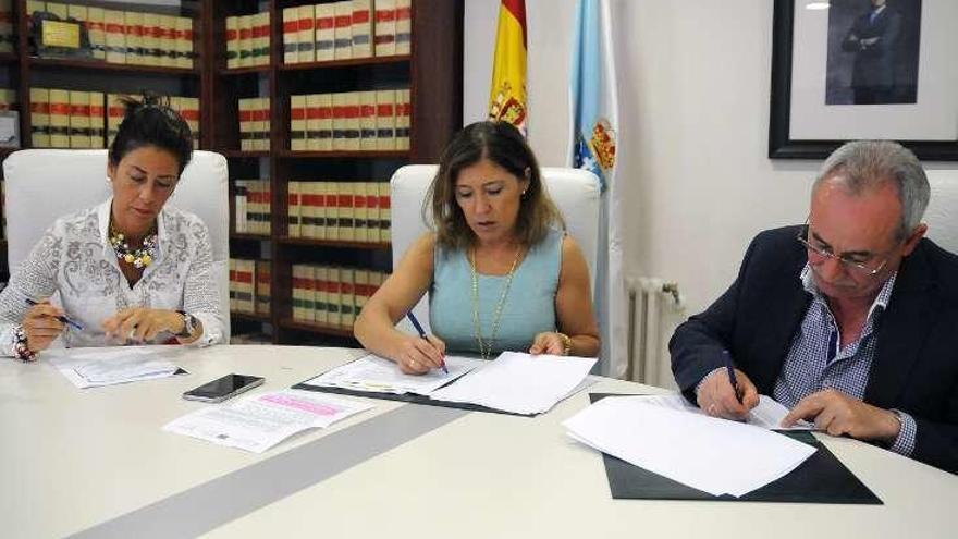 Firma del convenio entre la conselleira y el alcalde.  // FdV
