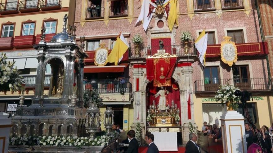 El altar de la Agrupación de Cofradías en la plaza de la Constitución durante la festividad del Corpus Christi del año pasado.