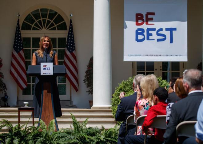 Melania Trump con vestido denim