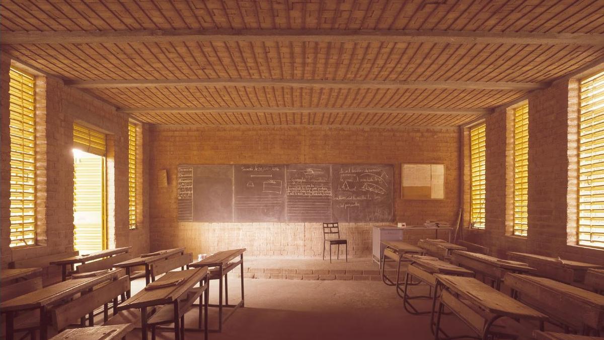 Interior del colegio de Burkina Fasso donde se ha evitado el aire acondicionado