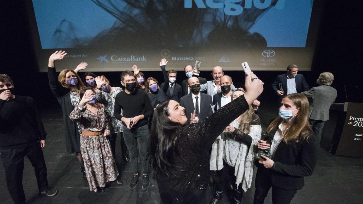 La tiktoker Nadine Romero, accèssit de Comunicació, fa una selfie amb els premiats a dalt de l’escenari | OSCAR BAYONA