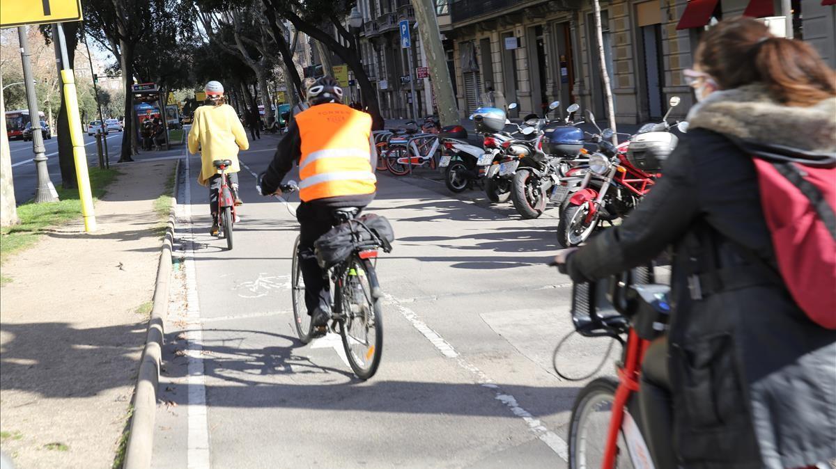 BARCELONA 01 02 2021  Barcelona   Modificaciones de movilidad en los laterales de l avinguda Diagonal y la Gran Via de les Corts Catalanes  Carril bici direccion  Besos mar Av  Diagonal - Passeig de Gracia     FOTO de RICARD CUGAT