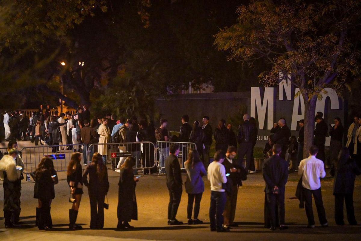 Los fans seleccionados de Rosalía esperan horas para el listening party en el MNAC, Barcelona