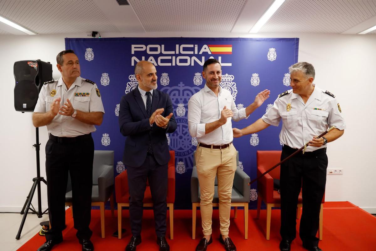 Chicoy (dcha.), ya con el bastón de mando, recibe un aplauso del jefe provincial, el comisario Carlos Holgado, del subdelegado del Gobierno, José Rodríguez, y del alcalde de Mislata, Carlos Bielsa.