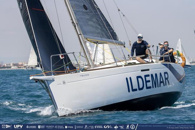 El equipo del RCN Valencia con la embarcación ILDEMAR IV en diferentes regatas.