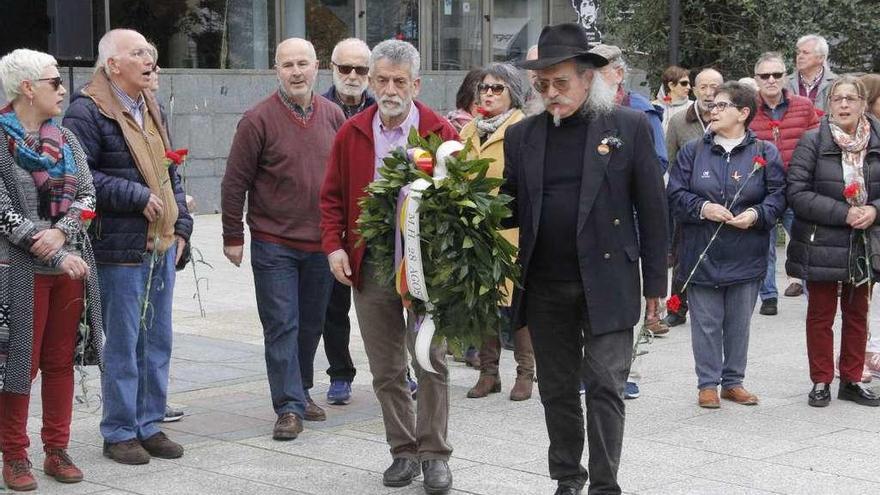 Iago Santos Castroviejo y Camilo Camaño, depositando la ofrenda floral. // Santos Álvarez