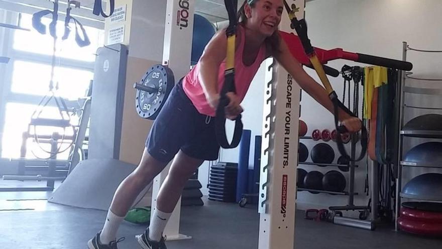 Una jugadora del equipo, entrenando en el gimnasio.