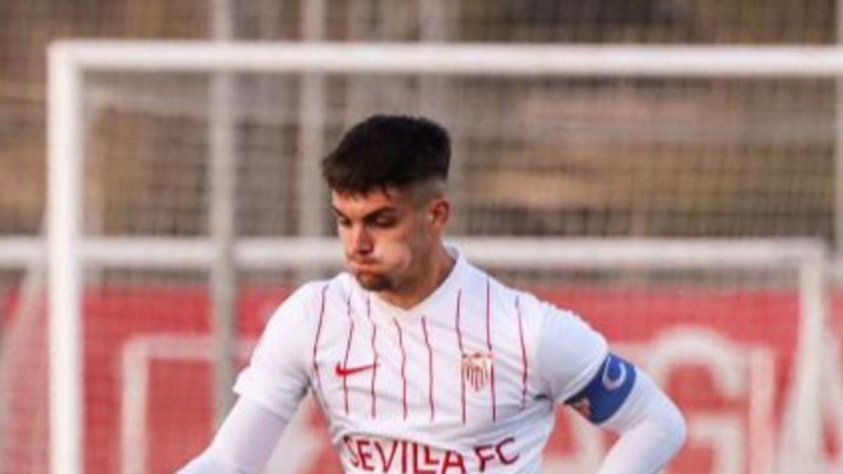 El joven central Ángel Puerto, durante un partido con el Sevilla C. |  // L.O.