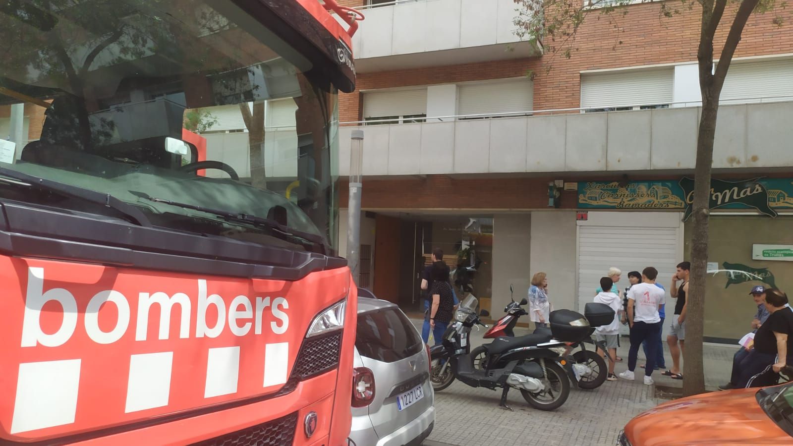 Un incendi obliga a desallotjar un edifici de l'avinguda de les Bases de Manresa