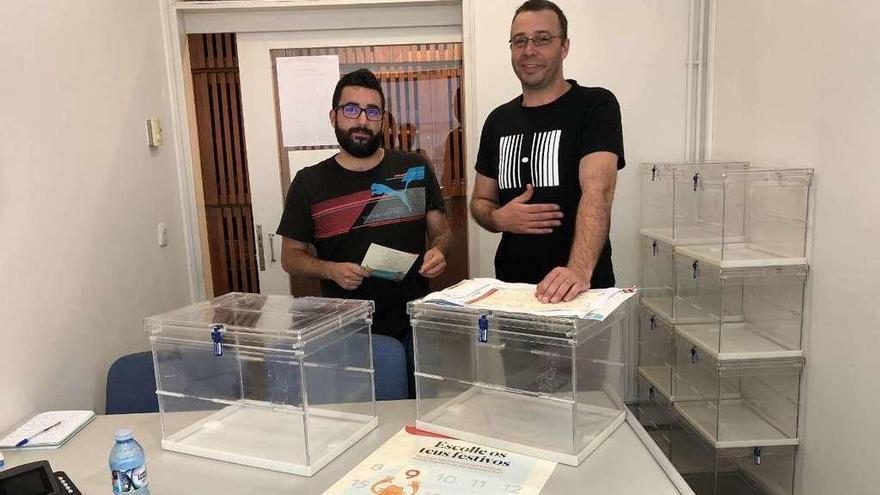 Los concejales Tomás Hermelo y Jesús Pérez (ASpUN), ayer con las urnas que ya estaban preparadas para la votación de mañana. // G.Núñez