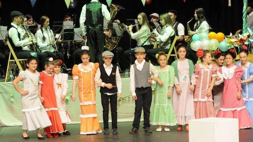 Vilagarcía recuperó ayer el género de la zarzuela infantil para recaudar fondos para la AECC. // Noé Parga