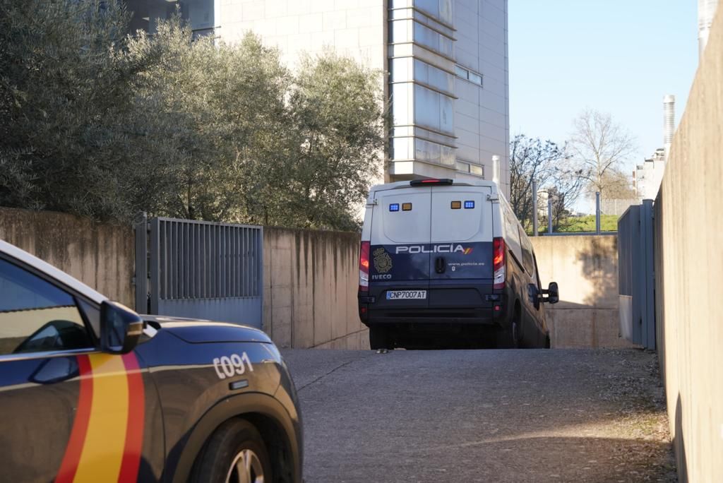 Llegada de los acusados por el robo en Atrio a los juzgados de Cáceres