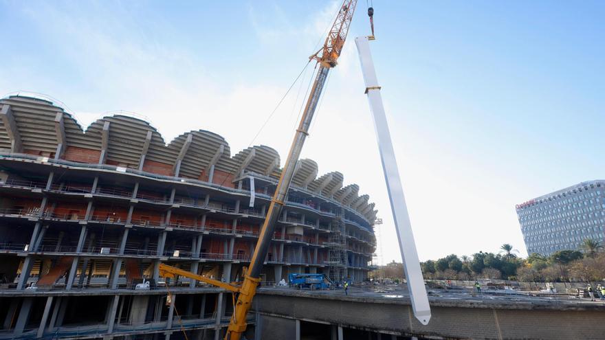 Así avanzan las obras de la instación de la cubierta del Nou Mestalla