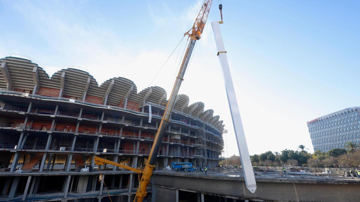 Así avanzan las obras de la instación de la cubierta del Nou Mestalla