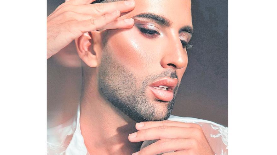Andony Artiles: «Costó que me respetaran por ser un chico con tacones y feliz maquillando»