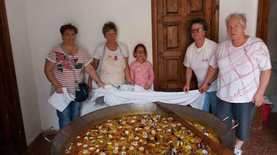 El Hogar de Mayores prepara su paella anual en el Cristo