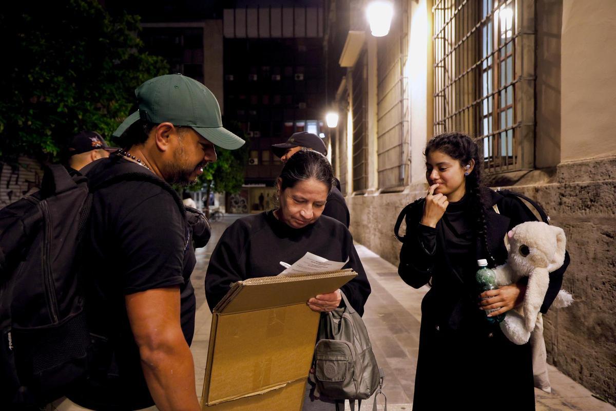 Proceso de regularización en Valencia: noches al raso para conseguir una cita