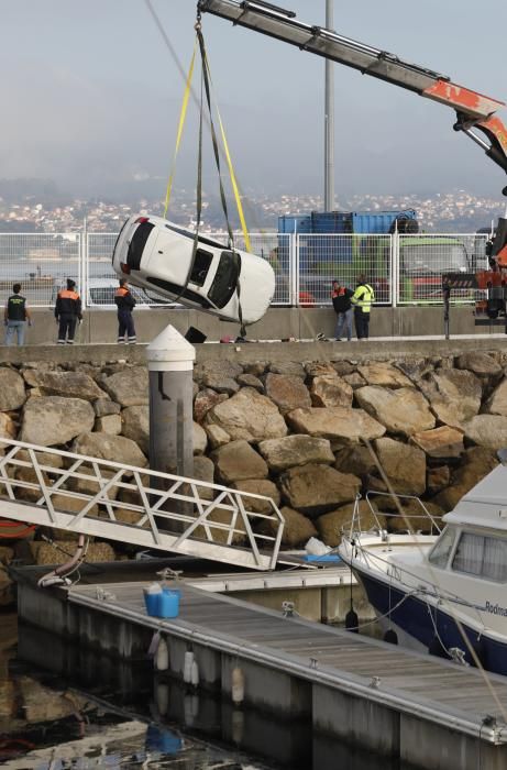 Retirada del coche que se pricipitó al agua en Vigo y en el que resultó herida grave un joven de 32 años