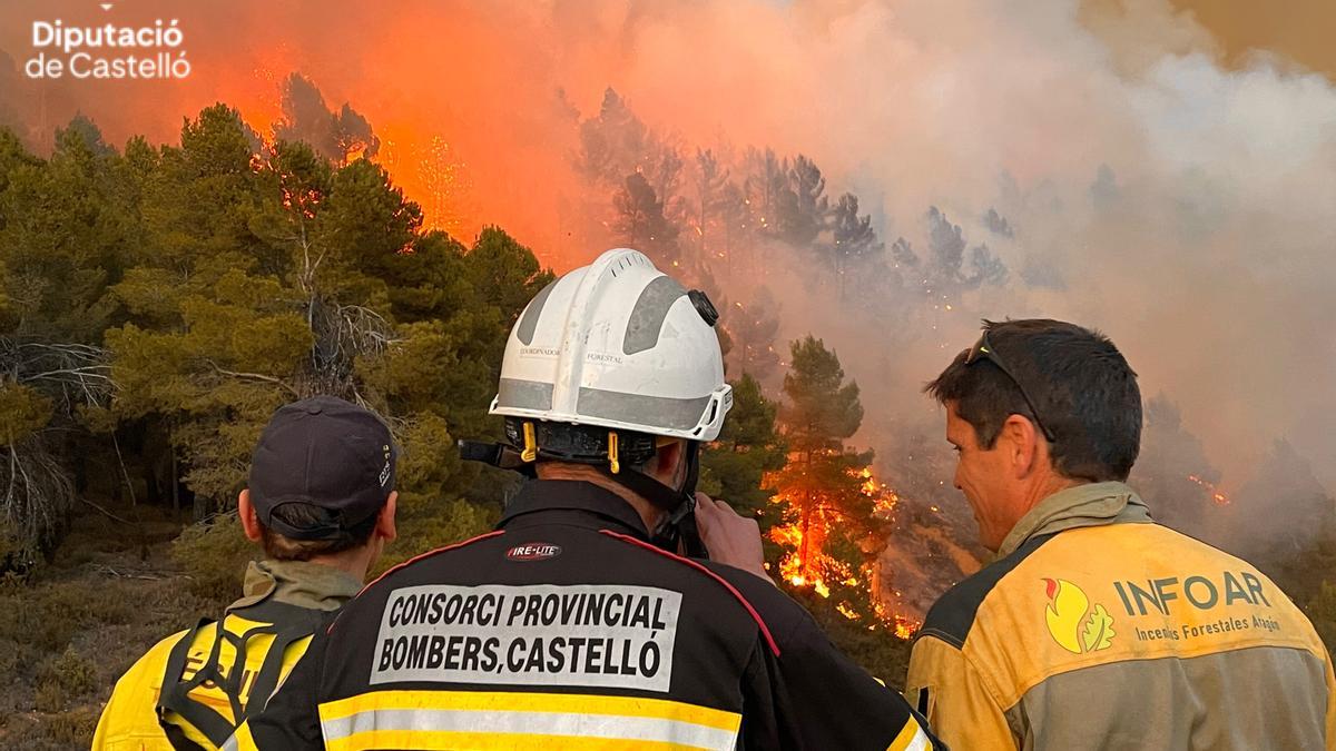 Trabajo de los efectivos para frenar el avance del incendio