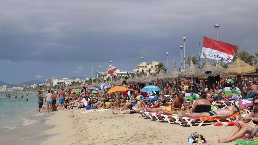 Flaggen vom 1.FC Köln an der Playa. Die Fans von Borussia Mönchengladbach im Vordergrund sind da diskreter.