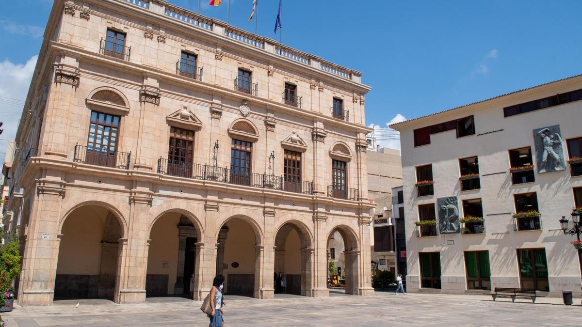 Fachada del Ayuntamiento de Castelló en la plaza Mayor.