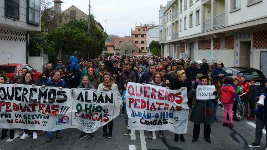 Unas 1.500 personas se manifestaron en Aldán el día 2 para exigir la recuperación del servicio. // G.N.