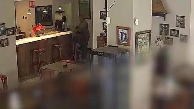 Vídeo | Detenen un home que es dedicava a robar les propines a diversos establiments