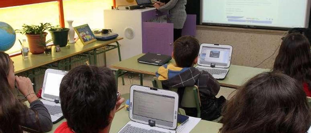 Alumnos de un centro gallego en un aula del proyecto &#039;Abalar&#039;. // FdV