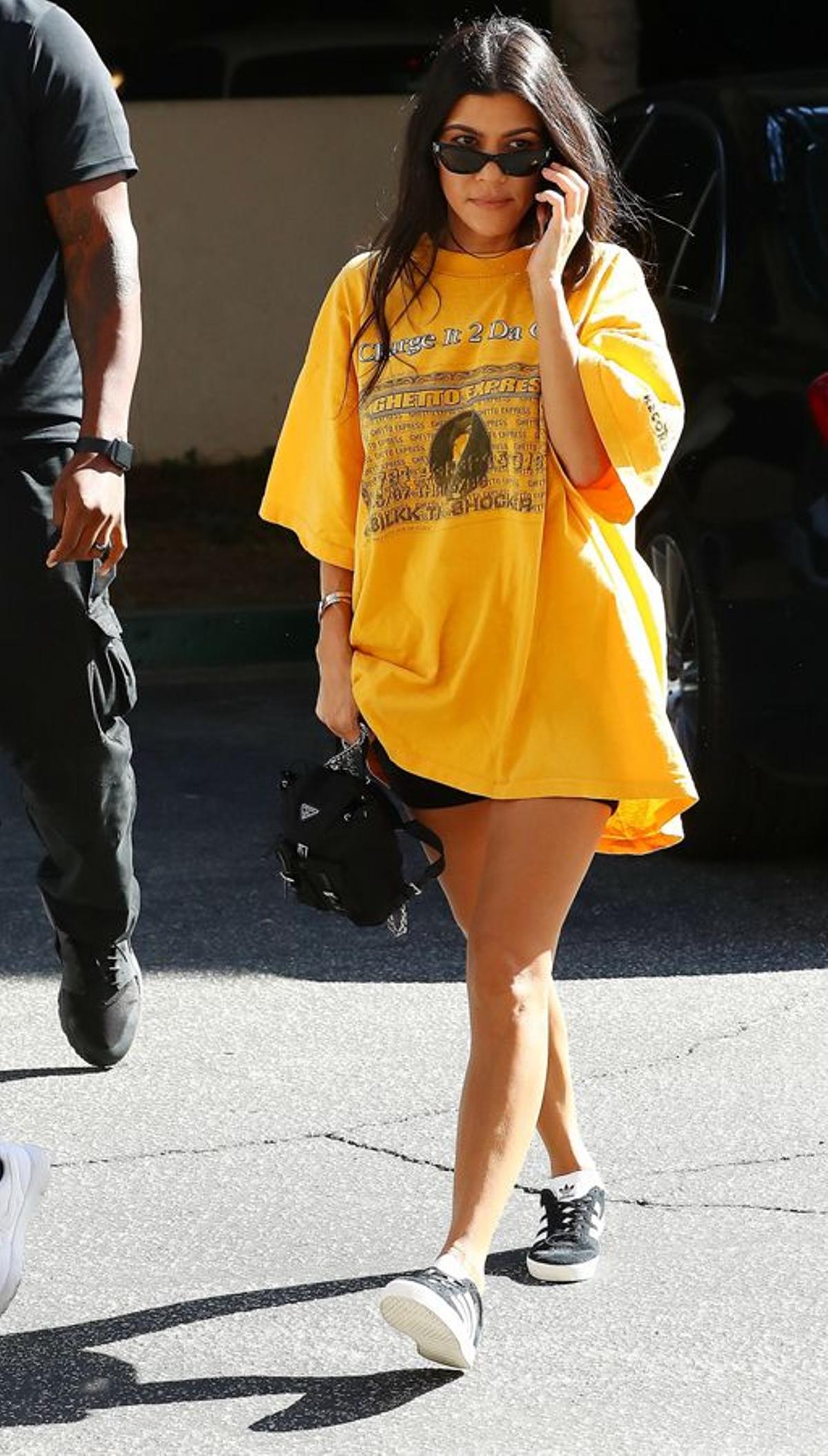 El look de Kourtney Kardashian con camiseta XXL