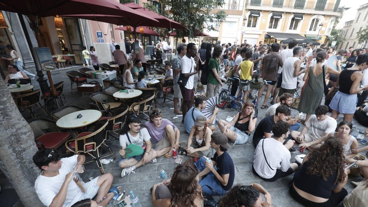 El Col·lectiu Brunzit llama a cenar de pie en la plaza de Cort para protestar por el veto de Cort a su Sopar a la Llesca
