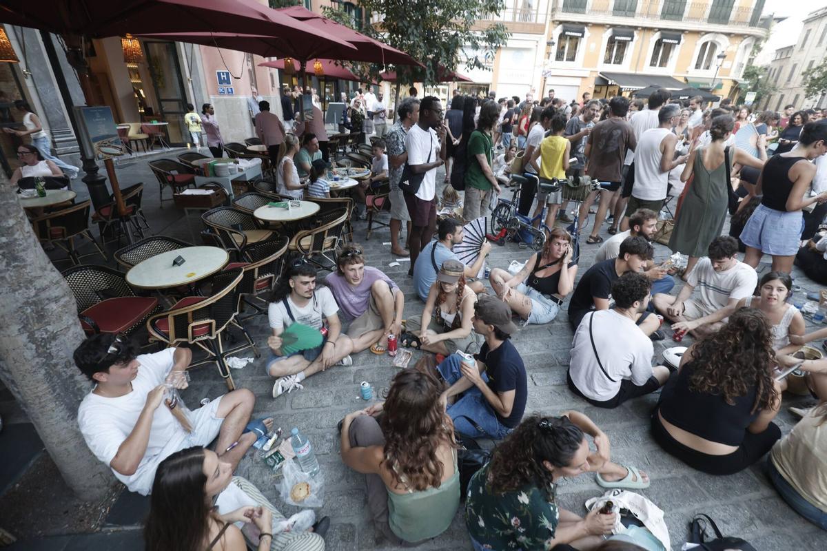 El Col·lectiu Brunzit llama a cenar de pie en la plaza de Cort para protestar por el veto de Cort a su Sopar a la Llesca