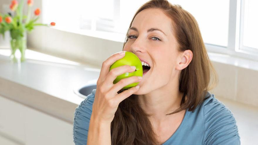 Una manzana antes de las comidas te ayudará a saciarte.